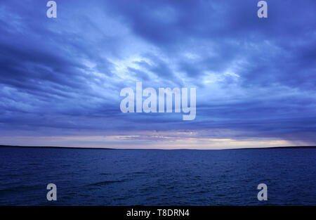 Marine Natur nach Sturm. Dramatischer Himmel und Meer in dunkelblauer Farbe Ton Stockfoto