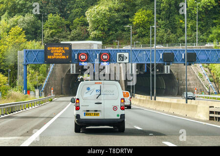 NEWPORT, WALES - September 2018: White Van auf der Autobahn M4 über die Brynglas Tunnel am Newport zu geben. Die Tunnel sind erhebliche Engpässe. Eine de Stockfoto