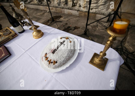 Ein Teller voll mit coliva, traditionelle rumänische Kuchen aus gekochtem Weizen am Begräbnis Zeremonien verwendet werden, mit einem christlichen Kreuz dekoriert. Stockfoto