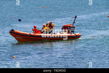 RNLI B-Klasse Atlantic 75 inshore lifeboat auf See Stockfoto