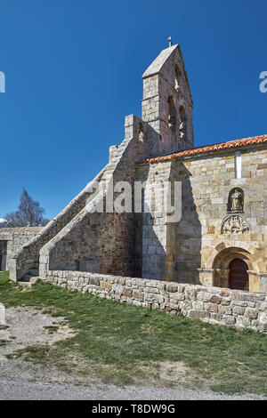 Romanische Kirche der antiken römischen Stadt Juliobriga. Campoo de Enmedio, Kantabrien, Spanien Stockfoto