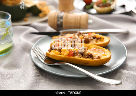 Platte mit Fleisch gefüllte Zucchini Boote auf Tisch Stockfoto