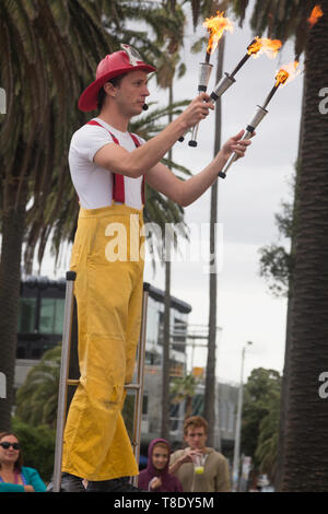 Melbourne, Victoria, Australien - 12.01.2013: Zwei Männer gekleidet, wie Feuerwehrleute tun einer Leistung Jonglieren mit Feuer, 18 Lower Esplanade, St. Kilda VIC318 Stockfoto