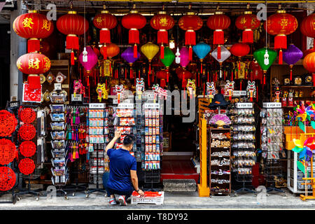 Ein Shop Besitzer legt seinen Shop, Chinatown, Singapur, Südostasien Stockfoto