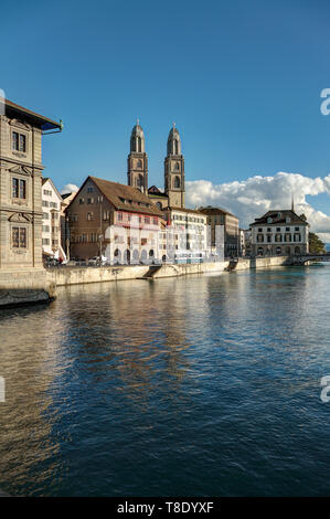 Limmat Ufer in der Nähe Grossmünster Kirche, Zürich, Schweiz Stockfoto