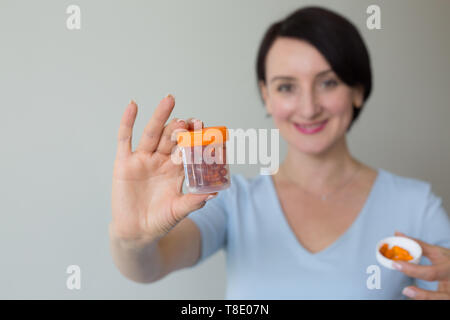 Lächelnd weibliche Arzt bietet Orange Drogen Stockfoto