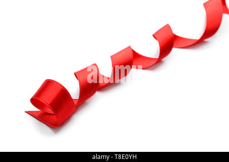 Gewellte red ribbon auf weißem Hintergrund Stockfoto