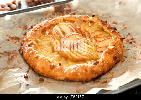 Köstlichen pfirsich Galette auf Pergamentpapier Stockfoto