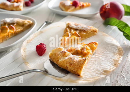 Die Scheibe der leckeren Pfirsich Galette, Nahaufnahme Stockfoto