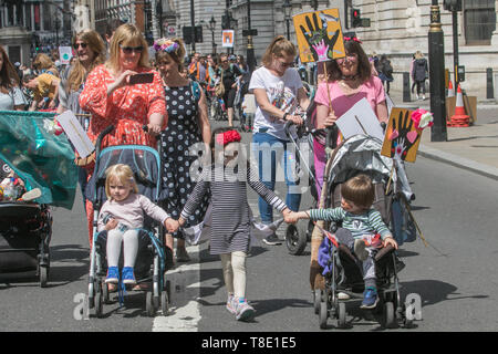 London, Großbritannien. 12. Mai 2019. Tausende von Eltern, begleitet von Kindern und ihren Familien in Central London marschierten dringende Maßnahmen zur Bekämpfung des Klimawandels, die nach dem britischen Gesundheit Sekretärin Matt Hancock namens "schmutzige Luft" als die "größte Gefahr für die öffentliche Gesundheit in Großbritannien" und warnte vor einer wachsenden nationalen Gesundheitswesen durch die "langsam und tödliches Gift" der Luftverschmutzung ausgelöst zu verlangen. Credit: Amer ghazzal/Alamy leben Nachrichten Stockfoto