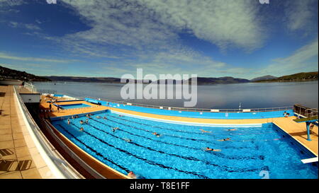 Gourock, Schottland, UK, 12. Mai, 2019, UK Wetter. sonnigen Scorcher am Open air Swimmingpool in Gourock. Kredit Gerard Fähre / alamy Leben Nachrichten Stockfoto