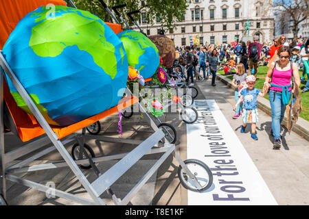 London, Großbritannien. 12. Mai 2019. Globen in riesigen Kinderwagen stellen die Phasen der Erde mit in seine schließliche Zerstörung, es sei denn, die Dinge ändern sich - ein März organisierten von Müttern Aufkommen und vom Aussterben Rebellion unterstützt, wird von Tausenden Mütter, ihre Kinder und Partner - von Piccadilly zum Parliament Square besucht. Sie marschierten sie zum Markieren der Not, dass Sie glauben, es gibt nur 11 Jahre verlassen, bevor es zu spät ist, ihre Kinder von einem Klima Katastrophe zu bewahren. Dies ist Teil der laufenden ER Protest gegen die Maßnahmen der britischen Regierung auf die "klimakrise" verlangen. Die ac Stockfoto