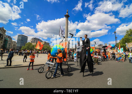 London, Großbritannien. 12. Mai 2019. Die Demonstranten auf Stelzen März mit Tausenden von Eltern, die mit Kindern und ihren Familien, die in der Londoner Innenstadt marschierten, dringend Maßnahmen zu verlangen, den Klimawandel zu bekämpfen, die nach dem britischen Gesundheit Sekretärin Matt Hancock namens "schmutzige Luft" als die "größte Gefahr für die öffentliche Gesundheit in Großbritannien" und warnte vor einer wachsenden nationalen Gesundheitswesen durch die "langsam und tödliches Gift" der Luftverschmutzung ausgelöst begleitet. Credit: Amer ghazzal/Alamy leben Nachrichten Stockfoto