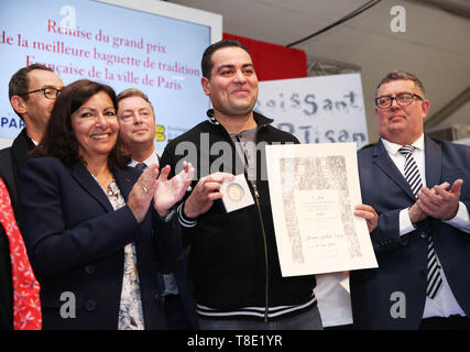 Paris, Frankreich. 11. Mai, 2019. Fabrice Leroy (vorne C) erhält den Großen Preis der besten Pariser traditionelle Baguette aus Paris Bürgermeister Anne Hidalgo (vorne links) bei der Preisverleihung in Paris, Frankreich, 11. Mai 2019. Die 24 Fest des Brotes wird in Paris vom 11. bis 19. an der Place Louis L¨¦Kiefer gehalten, einen Steinwurf von der Notre Dame entfernt. Credit: Gao Jing/Xinhua/Alamy leben Nachrichten Stockfoto