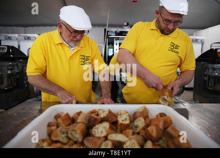 Paris, Frankreich. 11. Mai, 2019. Bäcker schneiden Baguettes während eines Brot Festival in Paris, Frankreich, 11. Mai 2019. Die 24 Fest des Brotes wird in Paris vom 11. bis 19. an der Place Louis L¨¦Kiefer gehalten, einen Steinwurf von der Notre Dame entfernt. Credit: Gao Jing/Xinhua/Alamy leben Nachrichten Stockfoto
