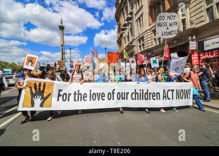 London, Großbritannien. 12. Mai 2019. Tausende von Eltern, begleitet von Kindern und ihren Familien in Central London marschierten dringende Maßnahmen zur Bekämpfung des Klimawandels, die nach dem britischen Gesundheit Sekretärin Matt Hancock namens "schmutzige Luft" als die "größte Gefahr für die öffentliche Gesundheit in Großbritannien" und warnte vor einer wachsenden nationalen Gesundheitswesen durch die "langsam und tödliches Gift" der Luftverschmutzung ausgelöst zu verlangen. Credit: Amer ghazzal/Alamy leben Nachrichten Stockfoto