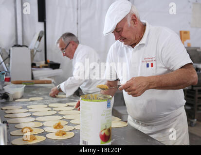 Paris, Frankreich. 11. Mai, 2019. Ein Bäcker macht Brot während ein Brot Festival in Paris, Frankreich, 11. Mai 2019. Die 24 Fest des Brotes wird in Paris vom 11. bis 19. an der Place Louis L¨¦Kiefer gehalten, einen Steinwurf von der Notre Dame entfernt. Credit: Gao Jing/Xinhua/Alamy leben Nachrichten Stockfoto