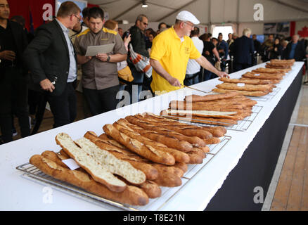 Paris, Frankreich. 11. Mai, 2019. Baguettes werden bei einem Brot Festival in Paris, Frankreich, 11. Mai 2019 gesehen. Die 24 Fest des Brotes wird in Paris vom 11. bis 19. an der Place Louis L¨¦Kiefer gehalten, einen Steinwurf von der Notre Dame entfernt. Credit: Gao Jing/Xinhua/Alamy leben Nachrichten Stockfoto