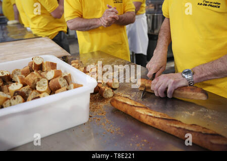 Paris, Frankreich. 11. Mai, 2019. Ein Bäcker Schnitte baguettes während eines Brot Festival in Paris, Frankreich, 11. Mai 2019. Die 24 Fest des Brotes wird in Paris vom 11. bis 19. an der Place Louis L¨¦Kiefer gehalten, einen Steinwurf von der Notre Dame entfernt. Credit: Gao Jing/Xinhua/Alamy leben Nachrichten Stockfoto