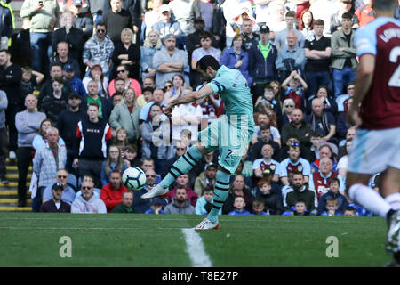 Burnley, Großbritannien. 12. Mai 2019. Henrikh Mkhitaryan von Arsenal schießt auf Ziel. Premier League match, Burnley v Arsenal in Turf Moor in Burnley, Lancashire am Sonntag, den 12. Mai 2019. Dieses Bild dürfen nur für redaktionelle Zwecke verwendet werden. Nur die redaktionelle Nutzung, eine Lizenz für die gewerbliche Nutzung erforderlich. Keine Verwendung in Wetten, Spiele oder einer einzelnen Verein/Liga/player Publikationen. Credit: Andrew Orchard sport Fotografie/Alamy leben Nachrichten Stockfoto