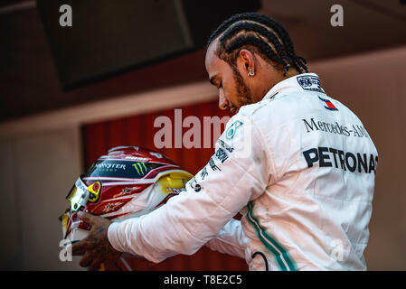 Barcelona, Spanien. 12. Mai 2019. LEWIS HAMILTON (GBR) von Team Mercedes präsentiert seinen Helm zu seinen Mannschaftskameraden nach dem Sieg der spanischen GP seine Tasse präsentieren auf dem Podium auf dem Circuit de Catalunya in Barcelona - Credit: Matthias Oesterle/Alamy leben Nachrichten Stockfoto