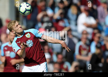 Burnley, Großbritannien. 12. Mai 2019. Ben Mee von Burnley in Aktion. Premier League match, Burnley v Arsenal in Turf Moor in Burnley, Lancashire am Sonntag, den 12. Mai 2019. Dieses Bild dürfen nur für redaktionelle Zwecke verwendet werden. Nur die redaktionelle Nutzung, eine Lizenz für die gewerbliche Nutzung erforderlich. Keine Verwendung in Wetten, Spiele oder einer einzelnen Verein/Liga/player Publikationen. Credit: Andrew Orchard sport Fotografie/Alamy leben Nachrichten Stockfoto