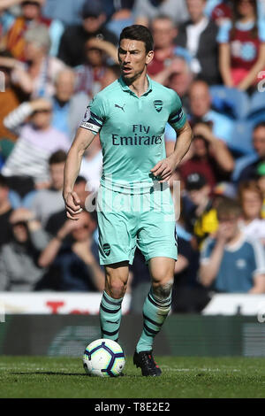 Burnley, Großbritannien. 12. Mai 2019. Laurent Koscielny von Arsenal in Aktion. Premier League match, Burnley v Arsenal in Turf Moor in Burnley, Lancashire am Sonntag, den 12. Mai 2019. Dieses Bild dürfen nur für redaktionelle Zwecke verwendet werden. Nur die redaktionelle Nutzung, eine Lizenz für die gewerbliche Nutzung erforderlich. Keine Verwendung in Wetten, Spiele oder einer einzelnen Verein/Liga/player Publikationen. Credit: Andrew Orchard sport Fotografie/Alamy leben Nachrichten Stockfoto