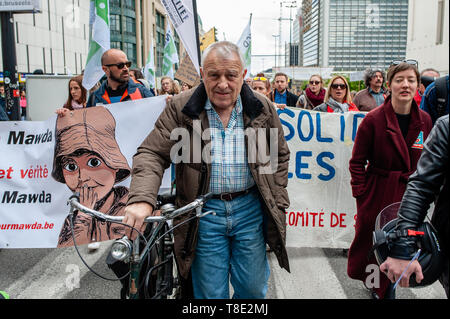 Brüssel, Belgien. 12. Mai 2019. Ein Mann wird gesehen, zu Fuß mit dem Fahrrad während der Demonstration. Tausende von Menschen an der North Station in Brüssel versammelt, während einer März für das Klima und die soziale Gerechtigkeit für alle. Mit der bevorstehenden Europawahlen, mehrere Organisationen stieß diese Demonstration das Klima Bewegung, für soziale Gerechtigkeit zu vereinen und gegen Rassismus, die Grundrechte zu wahren. Credit: Ana Fernandez/SOPA Images/ZUMA Draht/Alamy leben Nachrichten Stockfoto