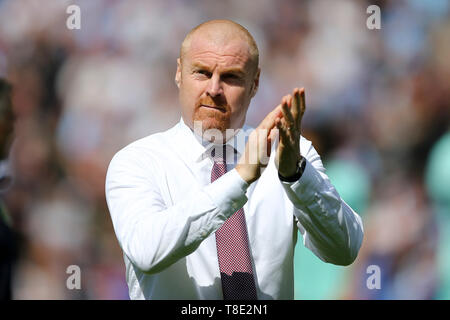 Burnley, Großbritannien. 12. Mai 2019. Burnley Manager Sean Dyche begrüßt die Burnley Fans. Premier League match, Burnley v Arsenal in Turf Moor in Burnley, Lancashire am Sonntag, den 12. Mai 2019. Dieses Bild dürfen nur für redaktionelle Zwecke verwendet werden. Nur die redaktionelle Nutzung, eine Lizenz für die gewerbliche Nutzung erforderlich. Keine Verwendung in Wetten, Spiele oder einer einzelnen Verein/Liga/player Publikationen. Credit: Andrew Orchard sport Fotografie/Alamy leben Nachrichten Stockfoto