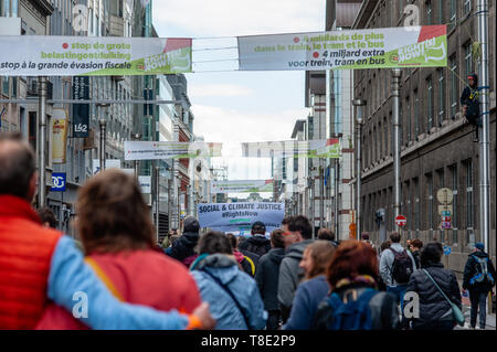 Brüssel, Belgien. 12. Mai 2019. Große Banner sind auf den Straßen während der März gesehen. Tausende von Menschen an der North Station in Brüssel versammelt, während einer März für das Klima und die soziale Gerechtigkeit für alle. Mit der bevorstehenden Europawahlen, mehrere Organisationen stieß diese Demonstration das Klima Bewegung, für soziale Gerechtigkeit zu vereinen und gegen Rassismus, die Grundrechte zu wahren. Credit: Ana Fernandez/SOPA Images/ZUMA Draht/Alamy leben Nachrichten Stockfoto