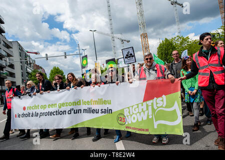 Brüssel, Belgien. 12. Mai 2019. Die wichtigsten Banner gesehen wird von mehreren Personen während der März statt. Tausende von Menschen an der North Station in Brüssel versammelt, während einer März für das Klima und die soziale Gerechtigkeit für alle. Mit der bevorstehenden Europawahlen, mehrere Organisationen stieß diese Demonstration das Klima Bewegung, für soziale Gerechtigkeit zu vereinen und gegen Rassismus, die Grundrechte zu wahren. Credit: Ana Fernandez/SOPA Images/ZUMA Draht/Alamy leben Nachrichten Stockfoto