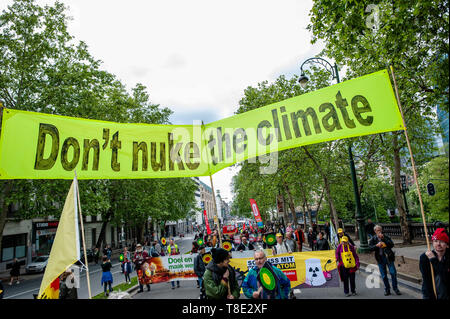 Brüssel, Belgien. 12. Mai 2019. Ein großes Banner mit der Aufschrift nicht nuke das Klima während der März gesehen wird. Tausende von Menschen an der North Station in Brüssel versammelt, während einer März für das Klima und die soziale Gerechtigkeit für alle. Mit der bevorstehenden Europawahlen, mehrere Organisationen stieß diese Demonstration das Klima Bewegung, für soziale Gerechtigkeit zu vereinen und gegen Rassismus, die Grundrechte zu wahren. Credit: Ana Fernandez/SOPA Images/ZUMA Draht/Alamy leben Nachrichten Stockfoto