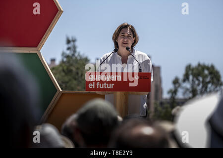 Barcelona, Katalonien, Spanien. 12. Mai 2019. Ada Colau, aktuelle Bürgermeister und 26 M kommunale Kandidaten für Barcelona in ComÃº (BeC) wird beobachtet, als er während der Zeremonie. Der Bürgermeister von Barcelona Ada Colau, Leiter der Liste, begleitet von yayo Herrero, Eloi Badia und Janet Sanz, die zukünftige Politik vorgelegt haben das Klima Notstand bei der kürzlich eingeweihte Les Glories Park während der Kommunalwahlen Kampagne zu Gesicht. Credit: Paco Freire/SOPA Images/ZUMA Draht/Alamy leben Nachrichten Stockfoto