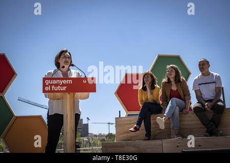 Barcelona, Katalonien, Spanien. 12. Mai 2019. Ada Colau, aktuelle Bürgermeister und 26 M kommunale Kandidaten für Barcelona in ComÃº (BeC) wird beobachtet, als er während der Zeremonie. Der Bürgermeister von Barcelona Ada Colau, Leiter der Liste, begleitet von yayo Herrero, Eloi Badia und Janet Sanz, die zukünftige Politik vorgelegt haben das Klima Notstand bei der kürzlich eingeweihte Les Glories Park während der Kommunalwahlen Kampagne zu Gesicht. Credit: Paco Freire/SOPA Images/ZUMA Draht/Alamy leben Nachrichten Stockfoto