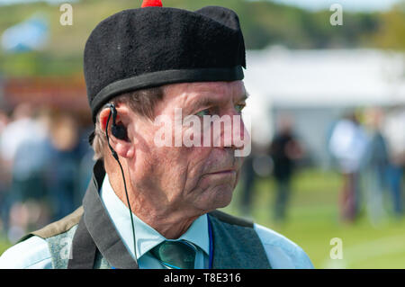 Greenock, Schottland, Großbritannien. 12.. Mai 2019. Ein Richter bei den jährlichen Gourock Highland Games 63., die die traditionelle schottische Kultur mit Pfeifenband-Wettbewerben, Highland-Tanz und traditionellen Highland-Spielen feiern und im malerischen Battery Park stattfinden. Kredit: Skully/Alamy Live Nachrichten Stockfoto