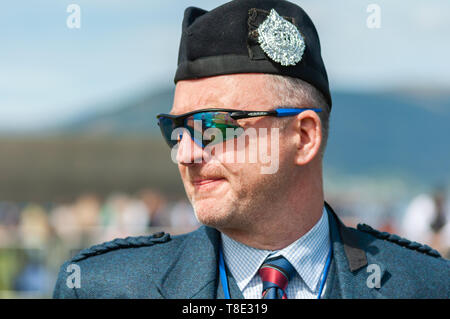 Greenock, Schottland, Großbritannien. 12.. Mai 2019. Ein Richter bei den jährlichen Gourock Highland Games 63., die die traditionelle schottische Kultur mit Pfeifenband-Wettbewerben, Highland-Tanz und traditionellen Highland-Spielen feiern und im malerischen Battery Park stattfinden. Kredit: Skully/Alamy Live Nachrichten Stockfoto