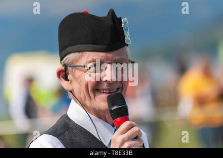 Greenock, Schottland, Großbritannien. 12.. Mai 2019. Ein Richter bei den jährlichen Gourock Highland Games 63., die die traditionelle schottische Kultur mit Pfeifenband-Wettbewerben, Highland-Tanz und traditionellen Highland-Spielen feiern und im malerischen Battery Park stattfinden. Kredit: Skully/Alamy Live Nachrichten Stockfoto