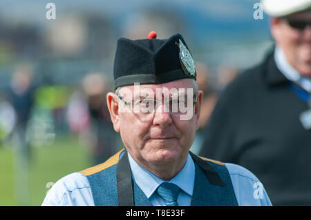 Greenock, Schottland, Großbritannien. 12.. Mai 2019. Ein Richter bei den jährlichen Gourock Highland Games 63., die die traditionelle schottische Kultur mit Pfeifenband-Wettbewerben, Highland-Tanz und traditionellen Highland-Spielen feiern und im malerischen Battery Park stattfinden. Kredit: Skully/Alamy Live Nachrichten Stockfoto