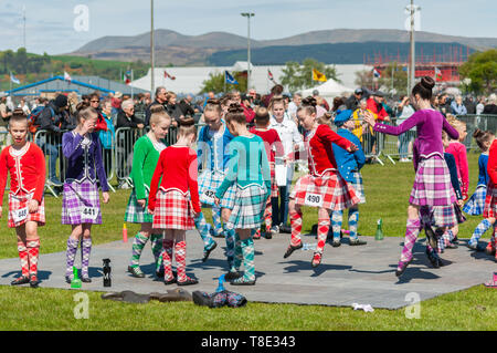 Greenock, Schottland, Großbritannien. 12.. Mai 2019. Highland Dancers bei den jährlichen Gourock Highland Games 63., die die traditionelle schottische Kultur mit Pfeifenband-Wettbewerben, Highland-Tanz und traditionellen Highland-Spielen feiern und in der malerischen Umgebung des Battery Park stattfinden. Kredit: Skully/Alamy Live Nachrichten Stockfoto