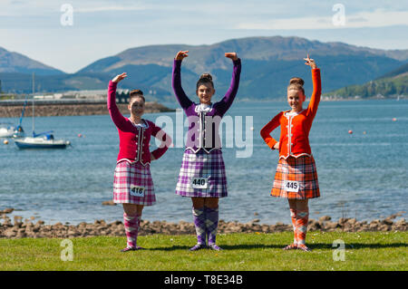 Greenock, Schottland, Großbritannien. 12.. Mai 2019. Highland Dancers treten bei den jährlichen Gourock Highland Games 63. auf, die die traditionelle schottische Kultur mit Pfeifenband-Wettbewerben, Highland-Tanz und traditionellen Highland-Spielen feiern und in der malerischen Umgebung des Battery Park stattfinden. Kredit: Skully/Alamy Live Nachrichten Stockfoto