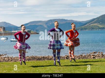 Greenock, Schottland, Großbritannien. 12.. Mai 2019. Highland Dancers treten bei den jährlichen Gourock Highland Games 63. auf, die die traditionelle schottische Kultur mit Pfeifenband-Wettbewerben, Highland-Tanz und traditionellen Highland-Spielen feiern und in der malerischen Umgebung des Battery Park stattfinden. Kredit: Skully/Alamy Live Nachrichten Stockfoto