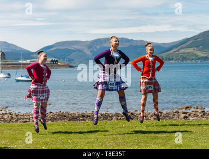 Greenock, Schottland, Großbritannien. 12.. Mai 2019. Highland Dancers treten bei den jährlichen Gourock Highland Games 63. auf, die die traditionelle schottische Kultur mit Pfeifenband-Wettbewerben, Highland-Tanz und traditionellen Highland-Spielen feiern und in der malerischen Umgebung des Battery Park stattfinden. Kredit: Skully/Alamy Live Nachrichten Stockfoto