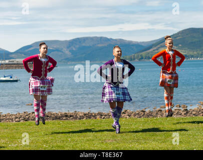 Greenock, Schottland, Großbritannien. 12.. Mai 2019. Highland Dancers treten bei den jährlichen Gourock Highland Games 63. auf, die die traditionelle schottische Kultur mit Pfeifenband-Wettbewerben, Highland-Tanz und traditionellen Highland-Spielen feiern und in der malerischen Umgebung des Battery Park stattfinden. Kredit: Skully/Alamy Live Nachrichten Stockfoto