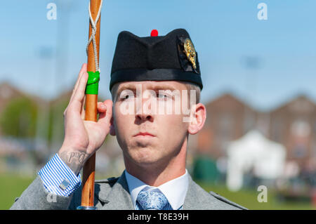 Greenock, Schottland, Großbritannien. 12.. Mai 2019. Eine Trommel-Major während des Wettbewerbs bei den jährlichen Gourock Highland Games 63., die traditionelle schottische Kultur mit Pfeifenband-Wettbewerben, Highland-Tanz und traditionellen Highland-Spielen zelebrieren und in der malerischen Umgebung des Battery Park stattfinden. Kredit: Skully/Alamy Live Nachrichten Stockfoto