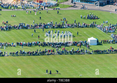 Greenock, Schottland, Großbritannien. 12.. Mai 2019. Ein Luftbild zu den jährlichen Gourock Highland Games 63., die die traditionelle schottische Kultur mit Pfeifenband-Wettbewerben, Highland-Tanz und traditionellen Highland-Spielen feiern und in der malerischen Umgebung des Battery Park stattfinden. Kredit: Skully/Alamy Live Nachrichten Stockfoto