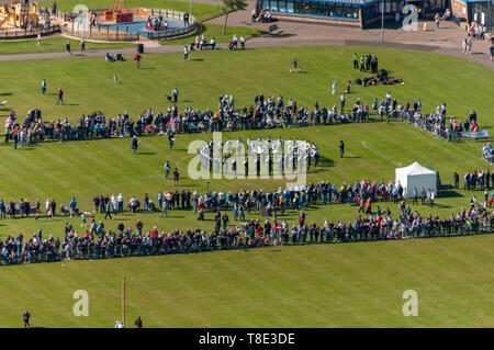 Greenock, Schottland, Großbritannien. 12.. Mai 2019. Ein Luftbild zu den jährlichen Gourock Highland Games 63., die die traditionelle schottische Kultur mit Pfeifenband-Wettbewerben, Highland-Tanz und traditionellen Highland-Spielen feiern und in der malerischen Umgebung des Battery Park stattfinden. Kredit: Skully/Alamy Live Nachrichten Stockfoto