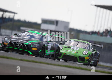 Silverstone, Großbritannien. 12. Mai 2019. Strakka Racing Mercedes-AMG GT3 mit Treibern Jack Hawksworth, Dev Gore & Lewis Williamson von Dinamic Motorsport Porsche 911 GT3 R mit Treibern Andrea Rizzoli, Zaid Ashkanani & Klaus Bachler während der 2019 Blancpain GT Serie Endurance Cup auf dem Silverstone Circuit, Silverstone, England am 12. Mai 2019 gefolgt wird. Foto von Jurek Biegus. Nur die redaktionelle Nutzung, eine Lizenz für die gewerbliche Nutzung erforderlich. Keine Verwendung in Wetten, Spiele oder einer einzelnen Verein/Liga/player Publikationen. Credit: UK Sport Pics Ltd/Alamy leben Nachrichten Stockfoto