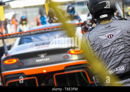 Silverstone, Großbritannien. 12. Mai 2019. Bentley Mechanik zusehen, wie ein Kunde Team einen Pitstop bei der 2019 GT-Serie Blancpain Endurance Cup auf dem Silverstone Circuit, Silverstone, England am 12. Mai 2019. Foto von Jurek Biegus. Nur die redaktionelle Nutzung, eine Lizenz für die gewerbliche Nutzung erforderlich. Keine Verwendung in Wetten, Spiele oder einer einzelnen Verein/Liga/player Publikationen. Credit: UK Sport Pics Ltd/Alamy leben Nachrichten Stockfoto