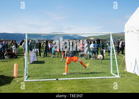 Greenock, Schottland, Großbritannien. 12.. Mai 2019. Ein Beat the Goalie Wettbewerb bei den jährlichen Gourock Highland Games 63., die traditionelle schottische Kultur mit Pipe Band Wettbewerbe, Highland Tanz, traditionelle Highland Spiele feiert und findet in der malerischen Umgebung des Battery Park statt. Kredit: Skully/Alamy Live Nachrichten Stockfoto