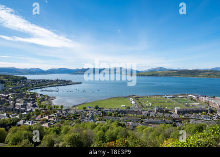 Greenock, Schottland, Großbritannien. 12.. Mai 2019. Ein Luftbild zu den jährlichen Gourock Highland Games 63., die die traditionelle schottische Kultur mit Pfeifenband-Wettbewerben, Highland-Tanz und traditionellen Highland-Spielen feiern und in der malerischen Umgebung des Battery Park stattfinden. Kredit: Skully/Alamy Live Nachrichten Stockfoto